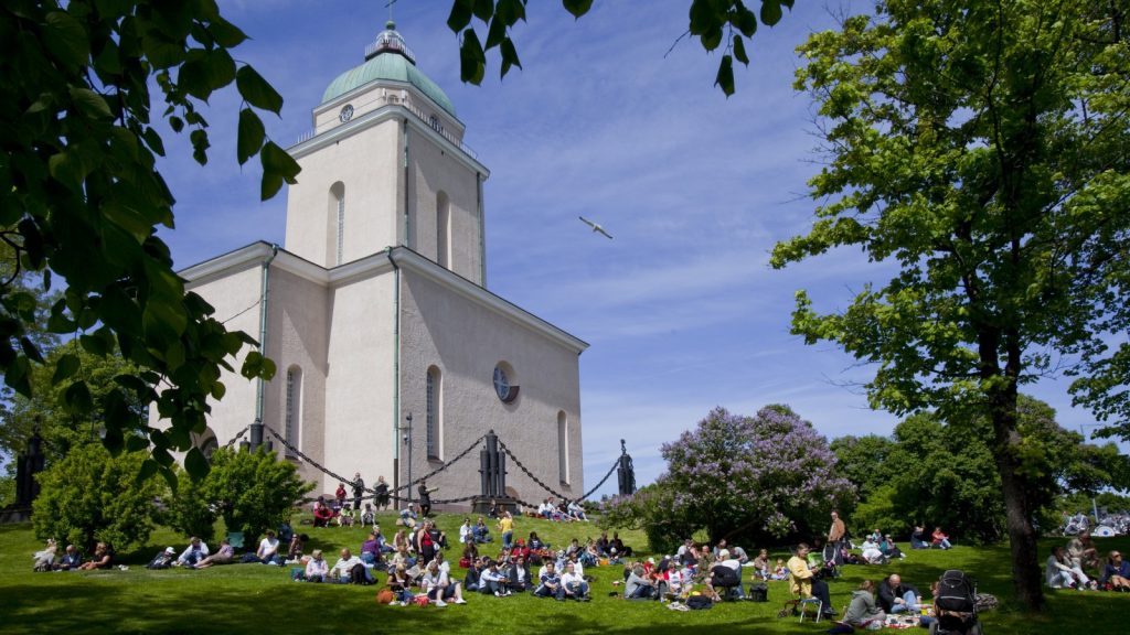 Picnic at Suomenlinna Church | photo © MEK Finnish Tourism Board