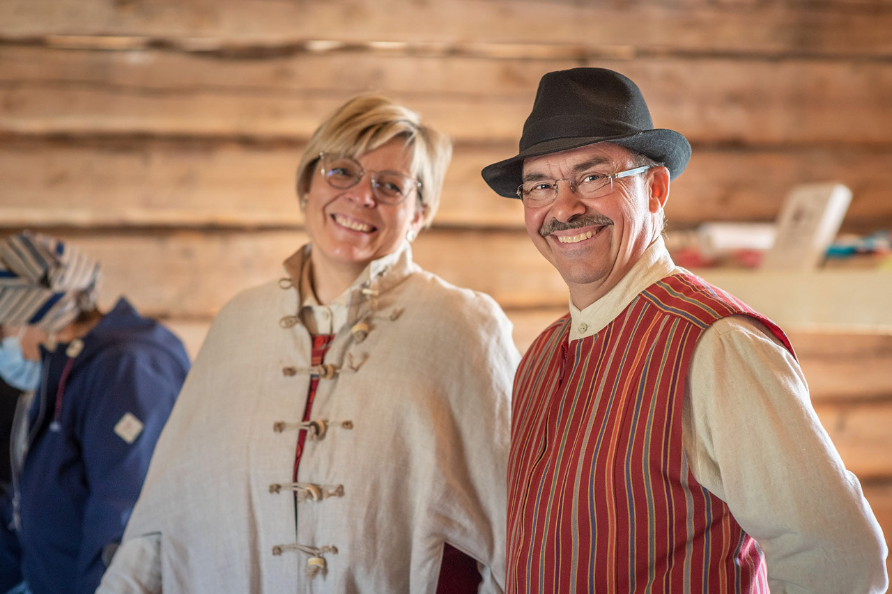 Paikalliset ihmiset perinteisiss&auml; vaatteissa Meltosj&auml;rven markkinoilla Lapissa