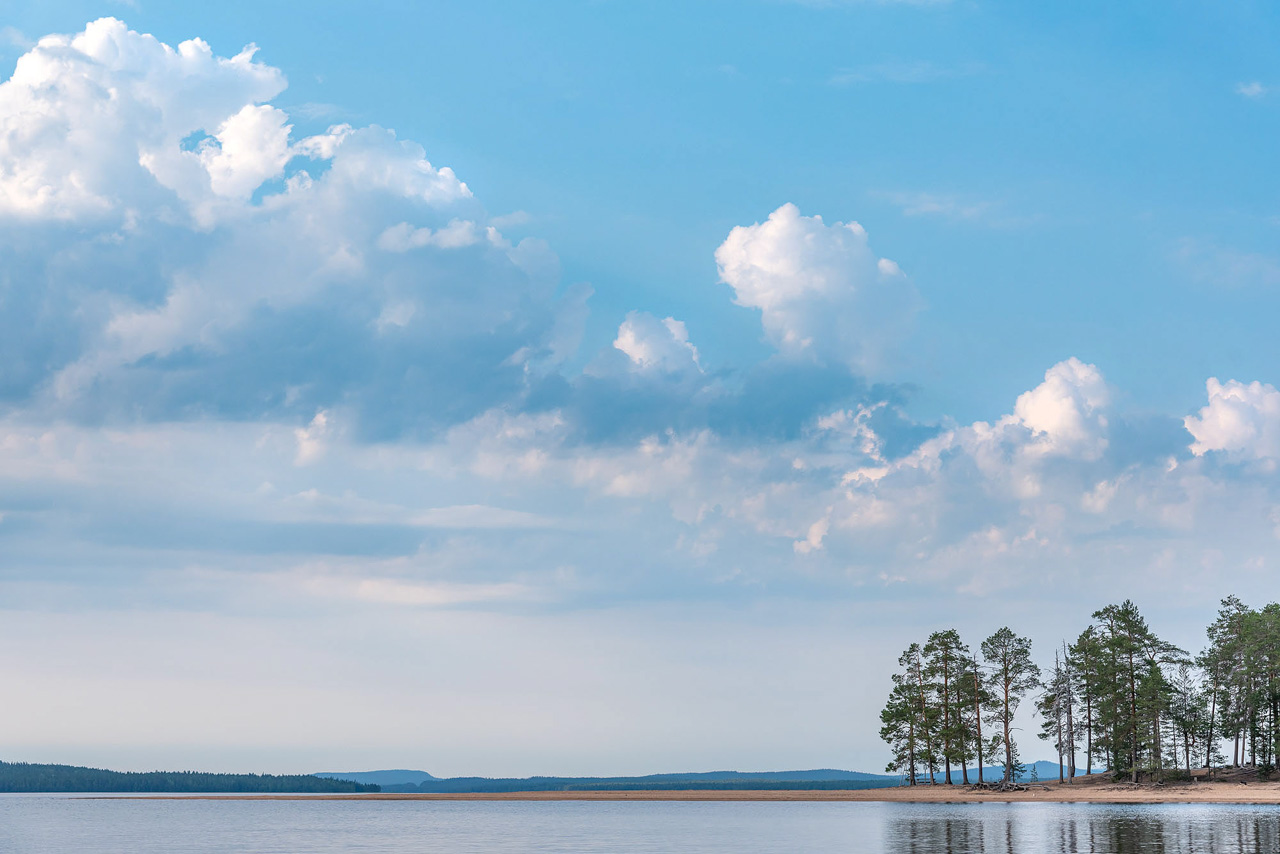 Kes&auml;inen maisema Miekoj&auml;rvell&auml; Lapissa, tyyni j&auml;rvi ja m&auml;ntyj&auml; rannalla
