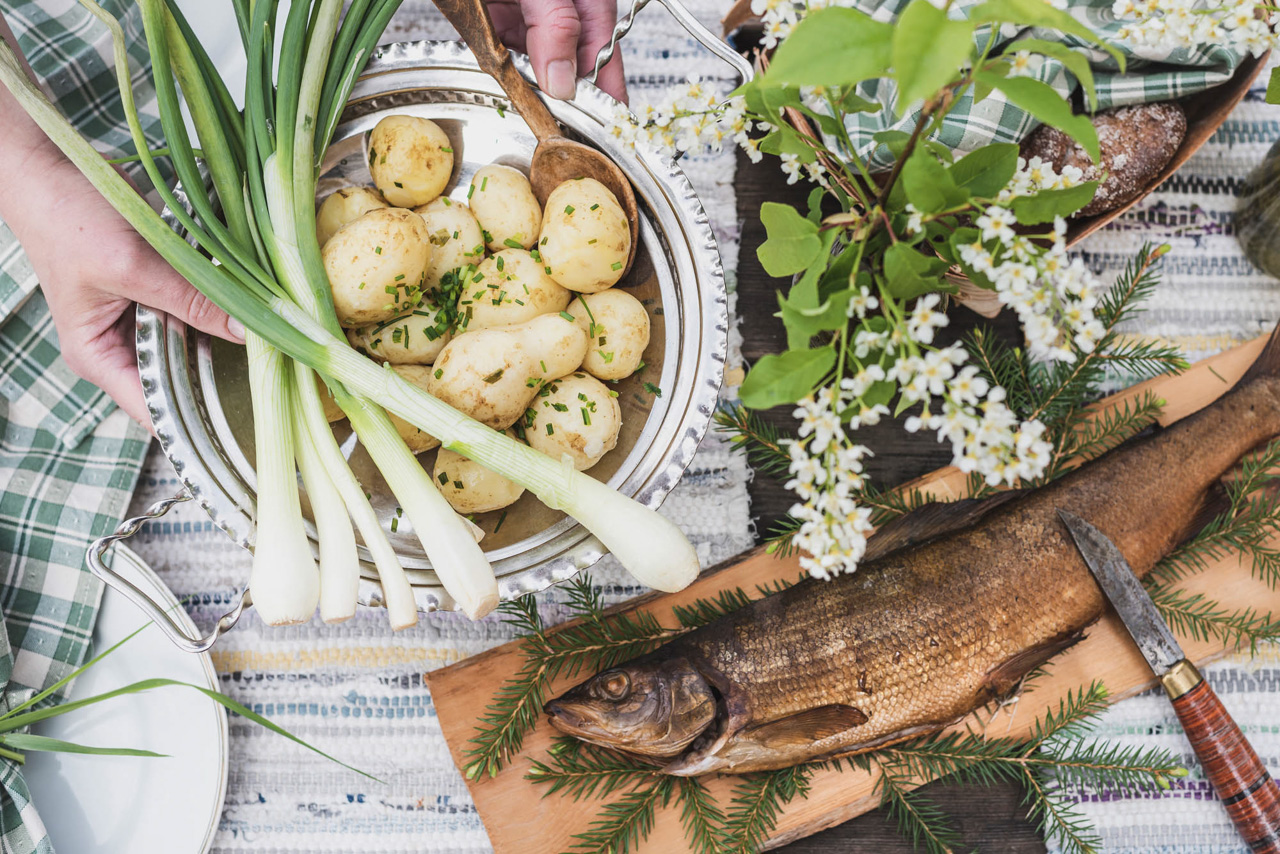 Ulkoruokailu lohi ja peruna