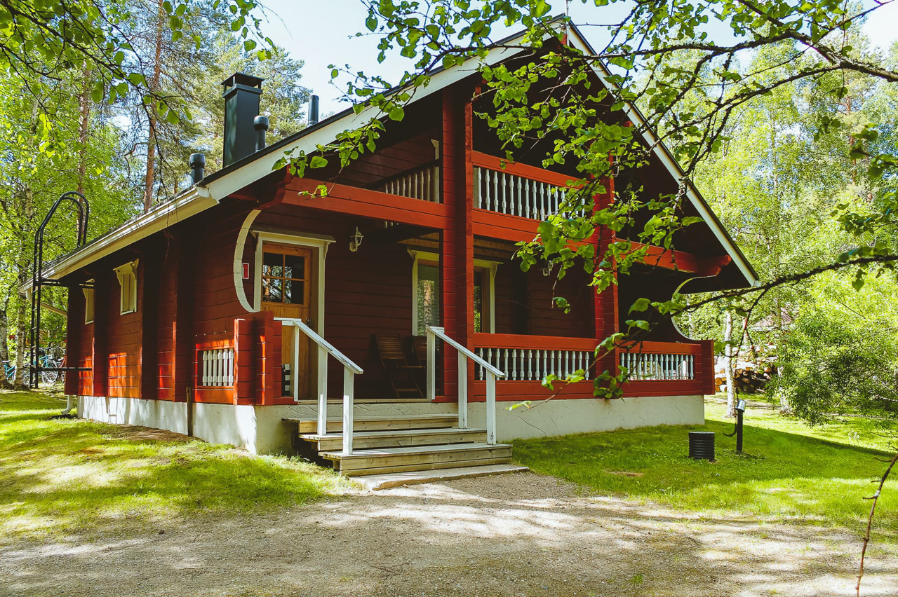 Punainen hirsim&ouml;kki suomalaisessa mets&auml;ss&auml; kes&auml;ll&auml;